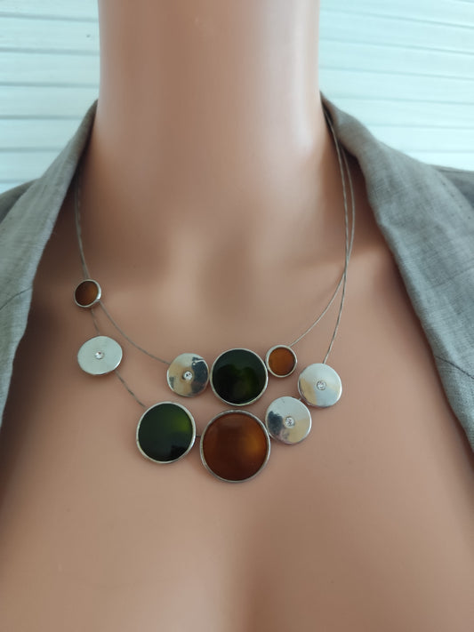 Collier multi-câbles argenté disques vert sapin et chocolat