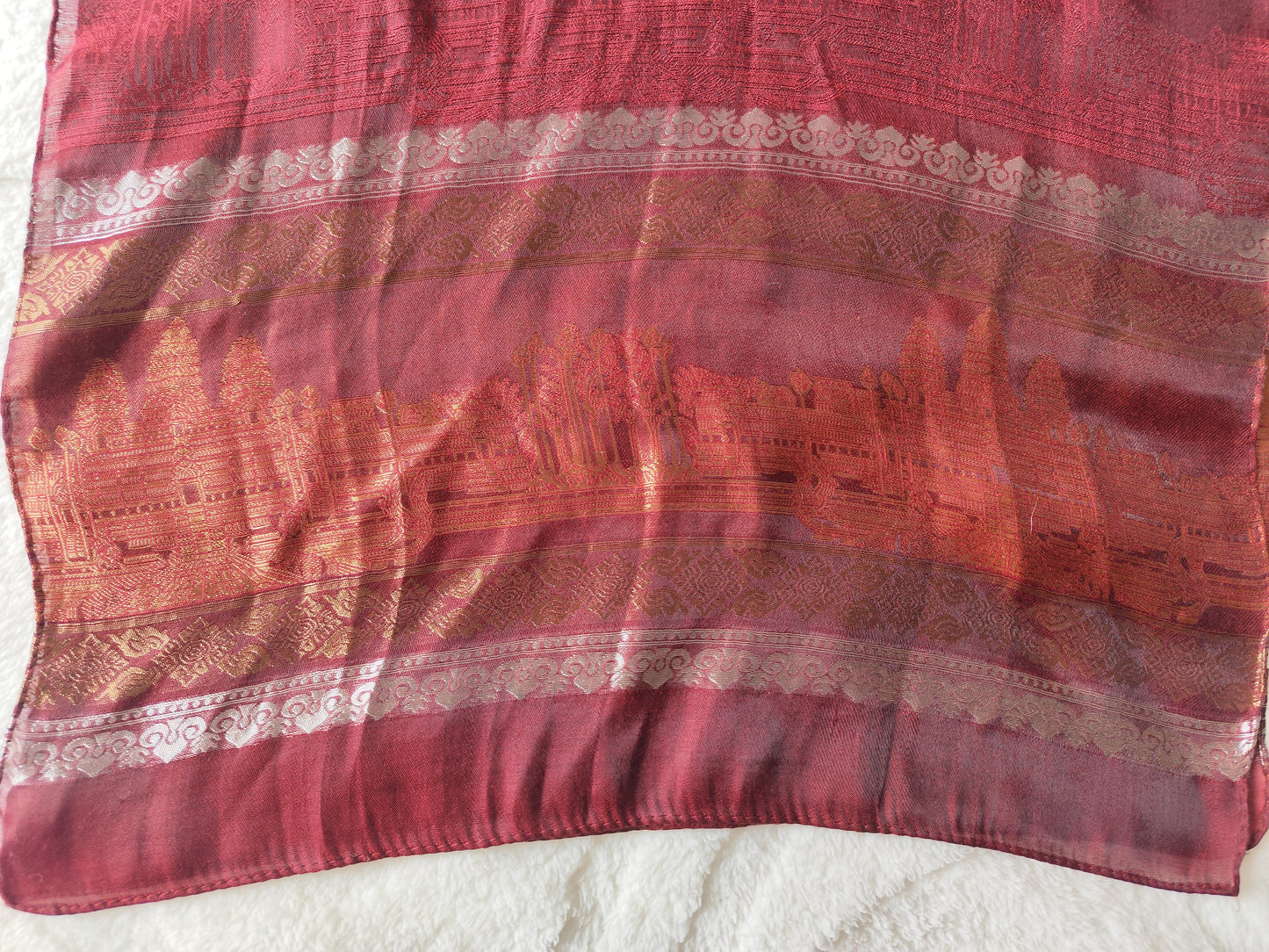 Étole en soie chatoyante avec tissu imprimé et brodé - 180 × 55 cm