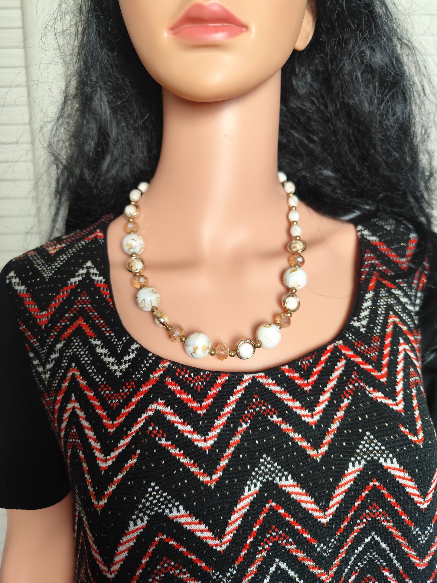 Parure collier et boucles d'oreilles perles marbrées blanc et doré