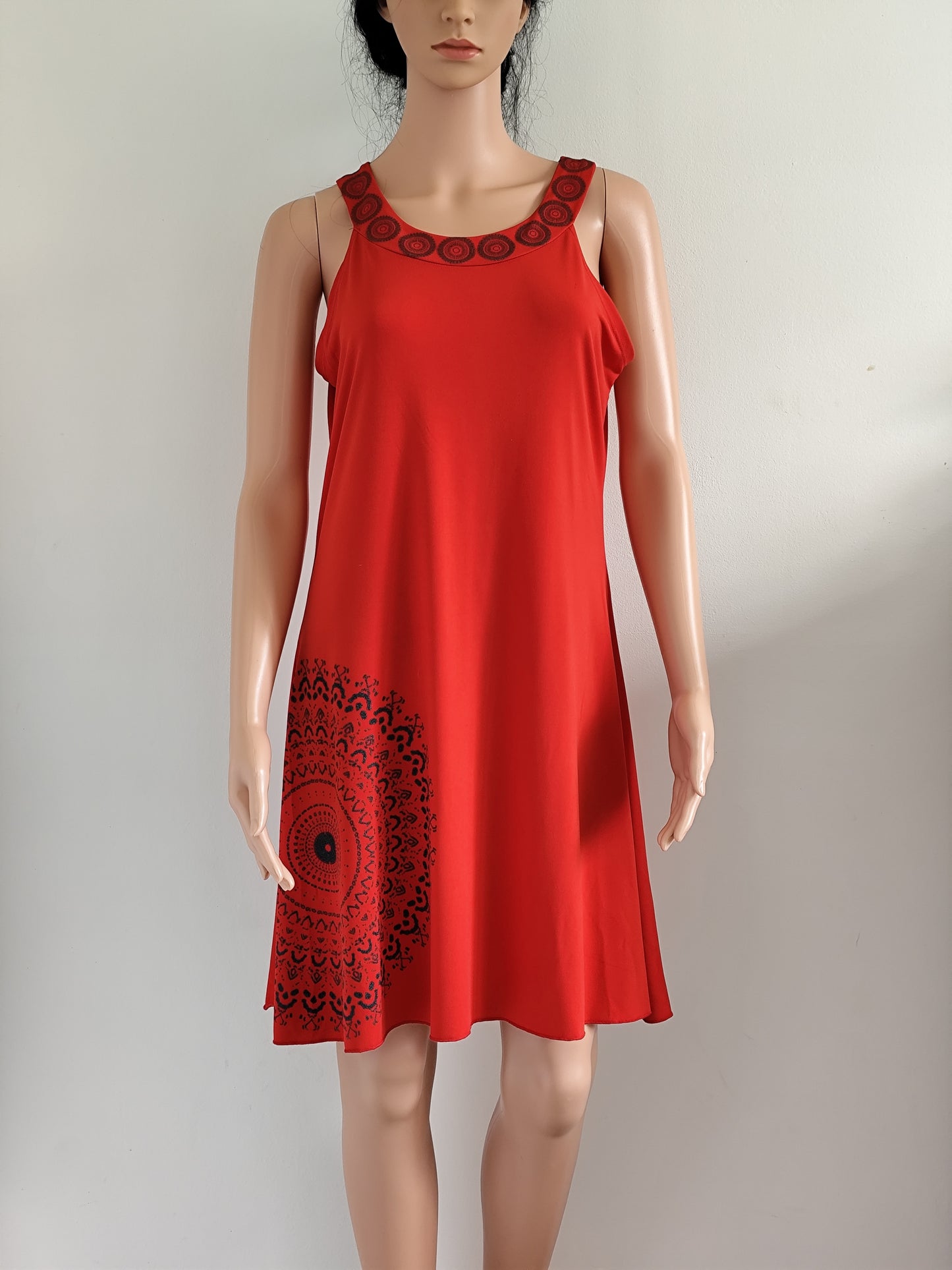 Robe rouge fluide à broderies noires – Keawakuu – T. L