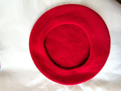 Béret classique en laine rouge